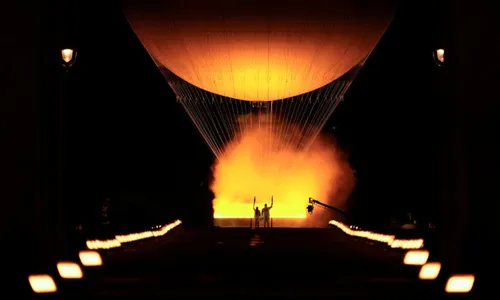 
          Imagem ilustrativa da imagem Quem são Teddy Riner e Marie-José Perec, que acenderam a pira olímpica em Paris
          
