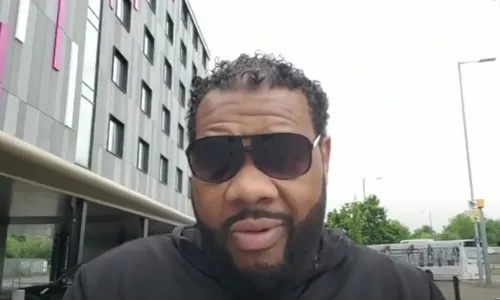 
          Imagem ilustrativa da imagem Rapper morre após passar mal no palco nos EUA
          