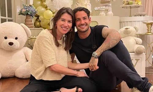 
          Imagem ilustrativa da imagem Rebeca Abravanel se declara para Pato: 'Faz meu coração bater mais forte'
          