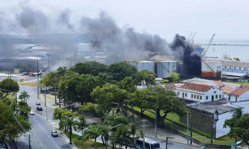 
          Imagem ilustrativa da imagem Recife: incêndio atinge tanque no Porto do Recife e bombeiros enviam 4 viaturas
          
