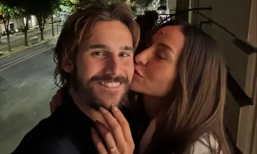 
          Imagem ilustrativa da imagem Sabrina Sato está noiva de Nicolas Prattes? Ator mostra anel de diamantes
          