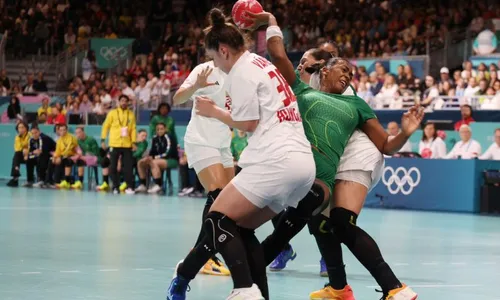 
          Imagem ilustrativa da imagem Seleção de handebol sofre virada no fim e perde para Hungria em Paris
          