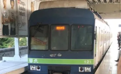 
          Imagem ilustrativa da imagem Semana começa com Linha Centro do Metrô do Recife paralisada após trem quebrar
          