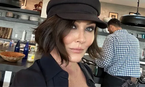 
          Imagem ilustrativa da imagem Shannen Doherty fez lista de famosos vetados e outros pedidos para funeral; confira
          