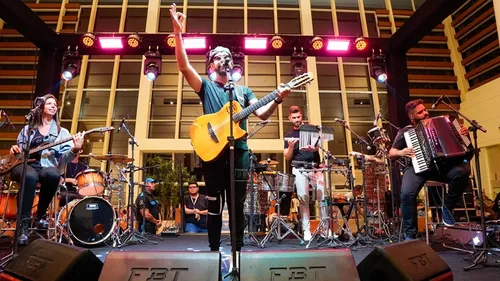 
          Imagem ilustrativa da imagem Show gratuito de Nando Cordel nesta sexta (9) celebra Dia dos Pais no RioMar Recife
          