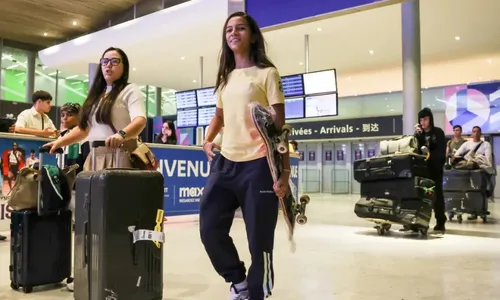 
          Imagem ilustrativa da imagem Skatistas do Brasil são esquecidos por ônibus após treino e Rayssa Leal protesta
          