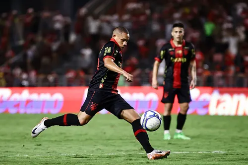 
          Imagem ilustrativa da imagem Sport joga melhor que o CRB mas fica no empate de 1x1
          