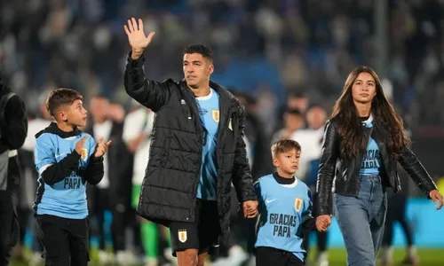 
          Imagem ilustrativa da imagem Suárez dá adeus à seleção uruguaia com homenagem, emoção, bola na trave e 0 a 0
          