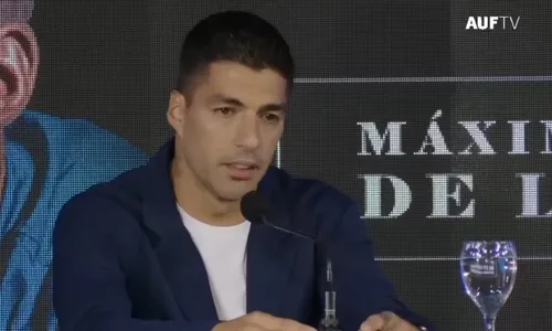 
          Imagem ilustrativa da imagem Suárez se emociona ao anunciar aposentadoria da seleção uruguaia
          