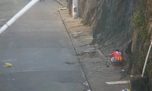 
          Imagem ilustrativa da imagem Suspeito é preso após ser flagrado por câmera vendendo drogas em Vitória
          