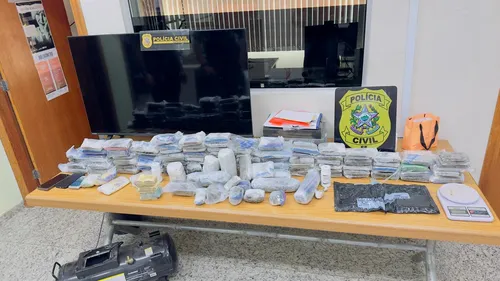 
          Imagem ilustrativa da imagem Suspeitos são presos com 27 quilos de haxixe em casa de alto padrão em Guarapari
          