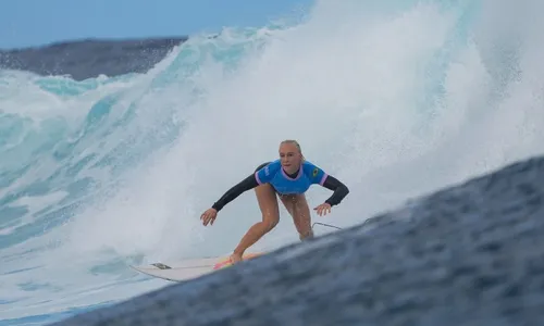 
          Imagem ilustrativa da imagem Tatiana Weston-Webb avança às semifinais do surfe feminino; Luana é eliminada
          