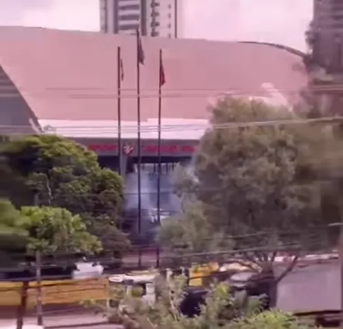 
          Imagem ilustrativa da imagem Torcedores protestam com bombas contra desempenho ruim do Sport na Série B
          