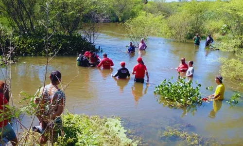 
          Imagem ilustrativa da imagem Tragédia familiar: padrasto e enteado encontrados abraçados em açude de Caruaru
          