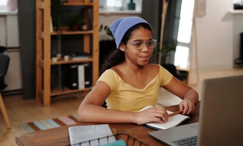 
          Imagem ilustrativa da imagem Uso da internet por crianças e adolescentes recua pela 1ª vez em pesquisa do IBGE
          