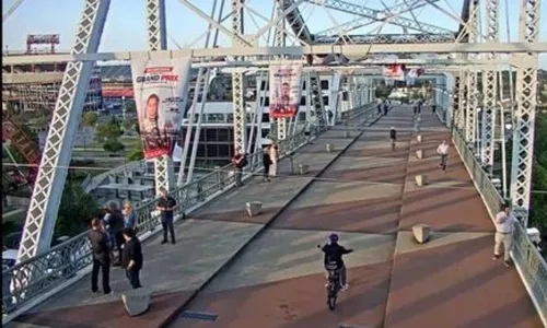 
          Imagem ilustrativa da imagem VÍDEO | Jon Bon Jovi convence mulher a desistir de pular de ponte nos EUA
          