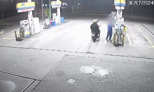 
          Imagem ilustrativa da imagem VÍDEO | Motociclistas se passam por clientes e assaltam posto de gasolina no ES
          