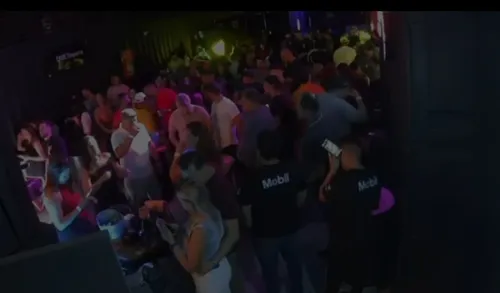 
          Imagem ilustrativa da imagem VÍDEO: Três pessoas baleadas após discussão em boate de Boa Viagem, no Recife
          