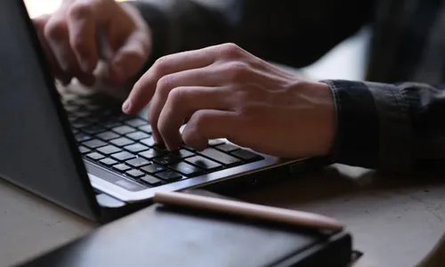 
          Imagem ilustrativa da imagem “Vejo cenas de sexo em todo lugar", diz viciado em pornografia
          