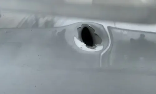 
          Imagem ilustrativa da imagem Viatura da PM é atingida por tiro durante patrulhamento em bairro de Vitória
          