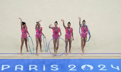 
          Imagem ilustrativa da imagem Victoria Borges se machuca e sai carregada da apresentação da ginástica rítmica
          