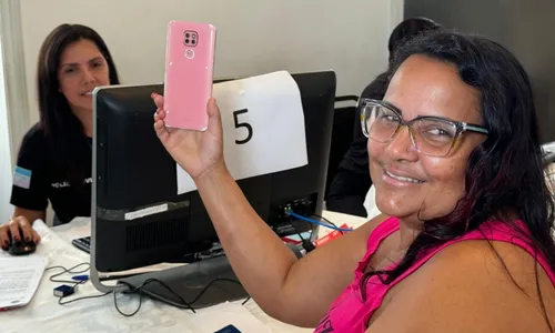 
          Imagem ilustrativa da imagem Vítimas comemoram ao receber celulares roubados de volta
          