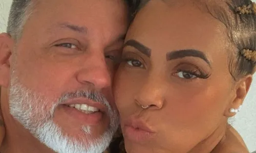 
          Imagem ilustrativa da imagem Viúva de Mr. Catra se casa seis anos após a morte do cantor
          