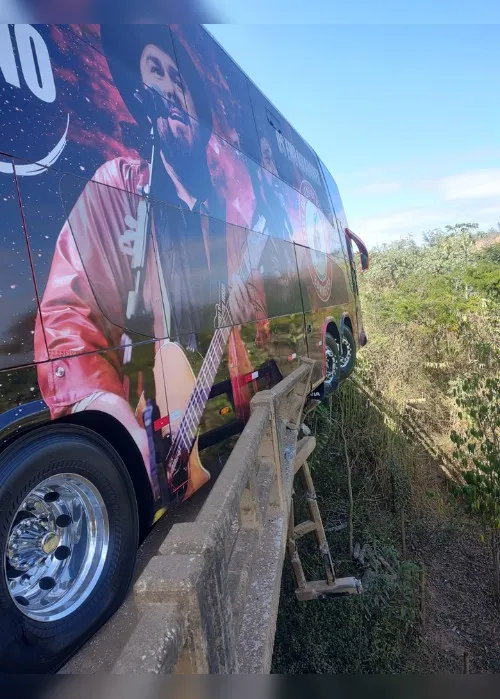 Imagem ilustrativa da imagem Ônibus da dupla César Menotti e Fabiano bate em carretas e show no ES é cancelado