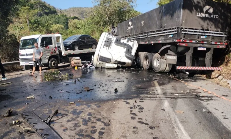 Imagem ilustrativa da imagem Acidente com quatro caminhões na BR-262 deixa uma pessoa morta