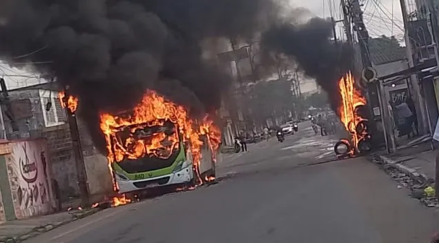 Imagem ilustrativa da imagem Após briga de trânsito, ônibus é incendiado em Olinda, no Grande Recife