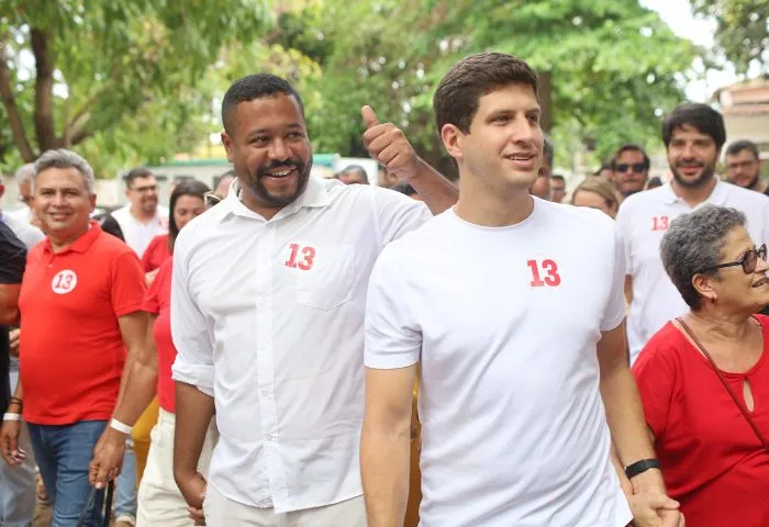 Imagem ilustrativa da imagem Candidato Vinicius Castello é o primeiro a votar em Olinda: "a luta me pertence"