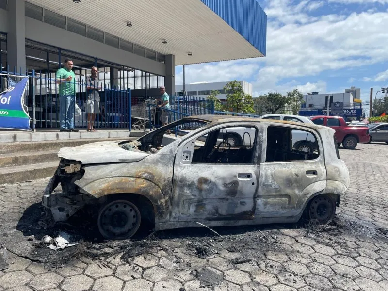 Imagem ilustrativa da imagem Carro pega fogo e fica completamente destruído no meio da rua em Olinda; COM VÍDEO