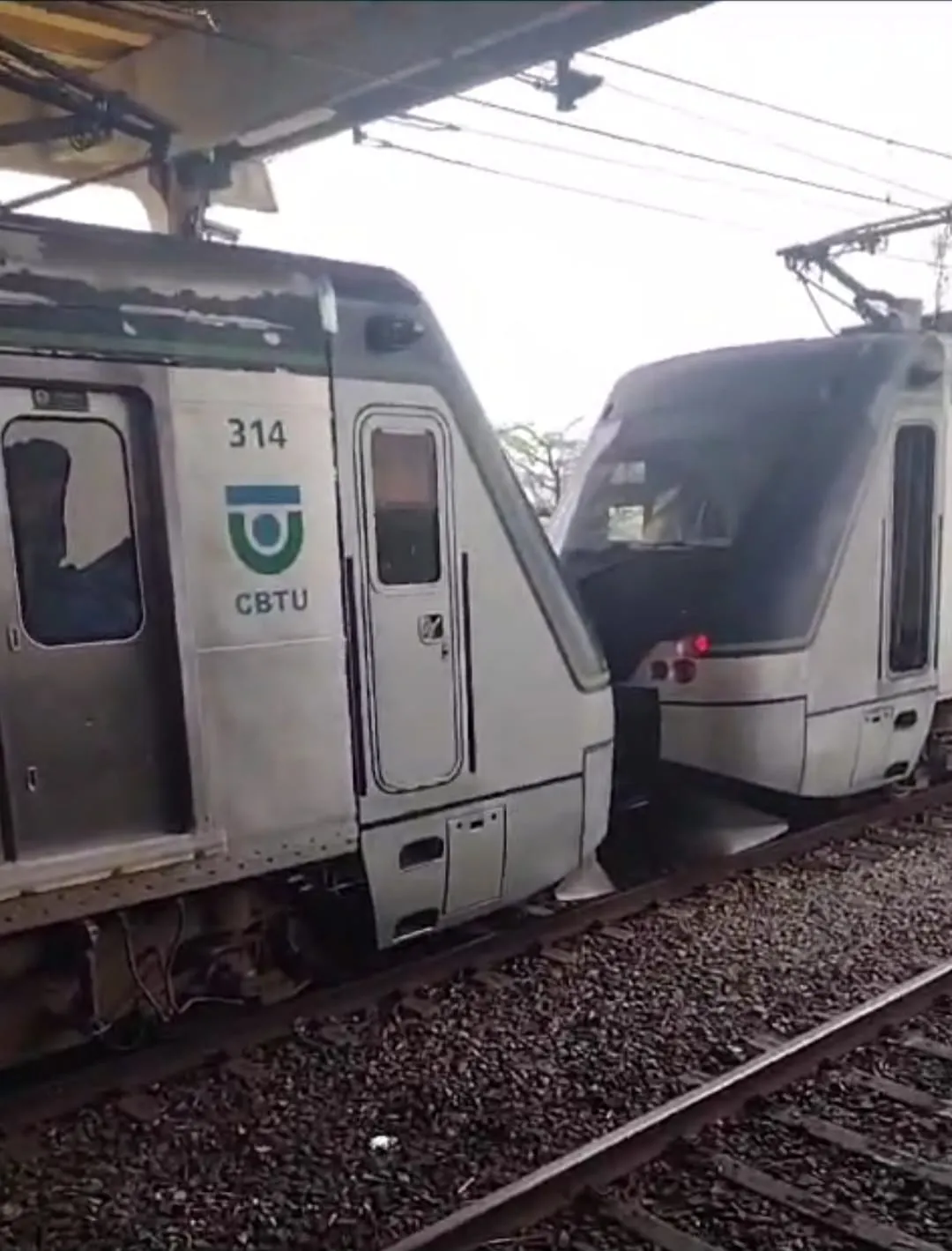 Imagem ilustrativa da imagem Colisão de dois trens assusta passageiros do metrô do Recife