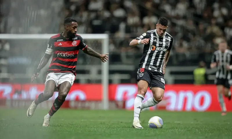 Imagem ilustrativa da imagem Gabigol brilha com 2 gols, Flamengo vence o Atlético-MG e fica perto do penta