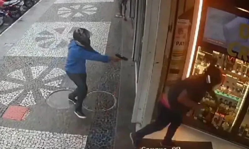 Imagem ilustrativa da imagem Homens são baleados em shopping e atirador morre após perseguição na Rodovia do Sol