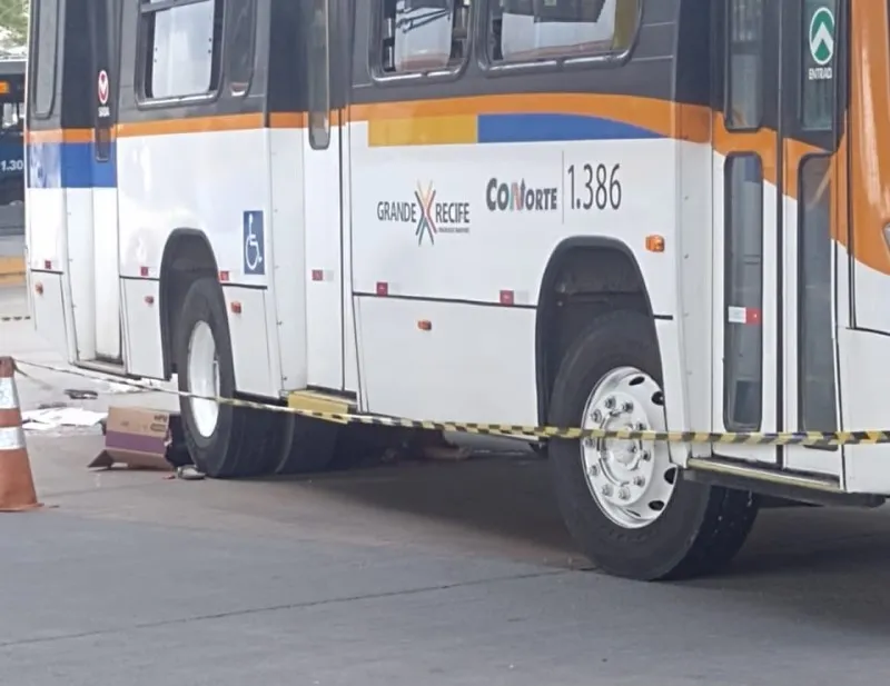 Imagem ilustrativa da imagem Mulher morre atropelada por ônibus no Terminal Integrado de Abreu e Lima