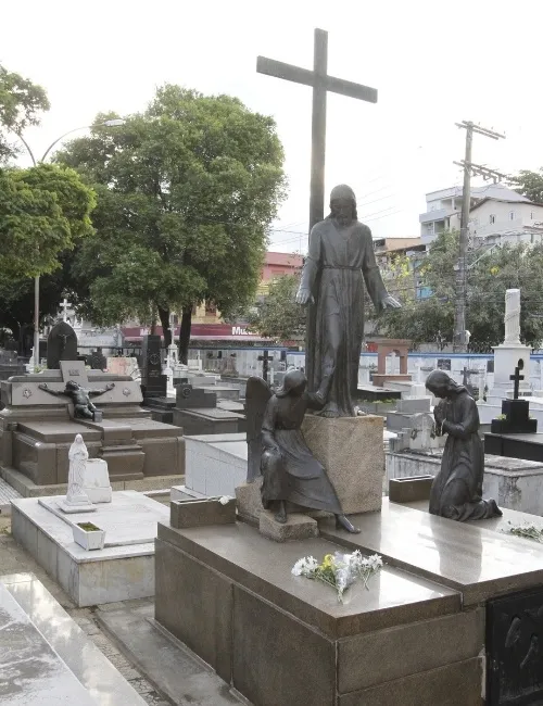 Imagem ilustrativa da imagem Visitantes recebidos ao som de violino em cemitérios no Dia de Finados