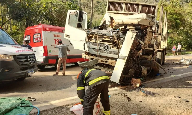 Imagem ilustrativa da imagem Acidente com quatro caminhões na BR-262 deixa uma pessoa morta