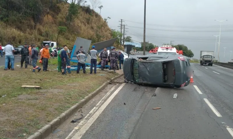 Imagem ilustrativa da imagem Acidente deixa dois mortos e ponto de ônibus destruído na Rodovia do Contorno