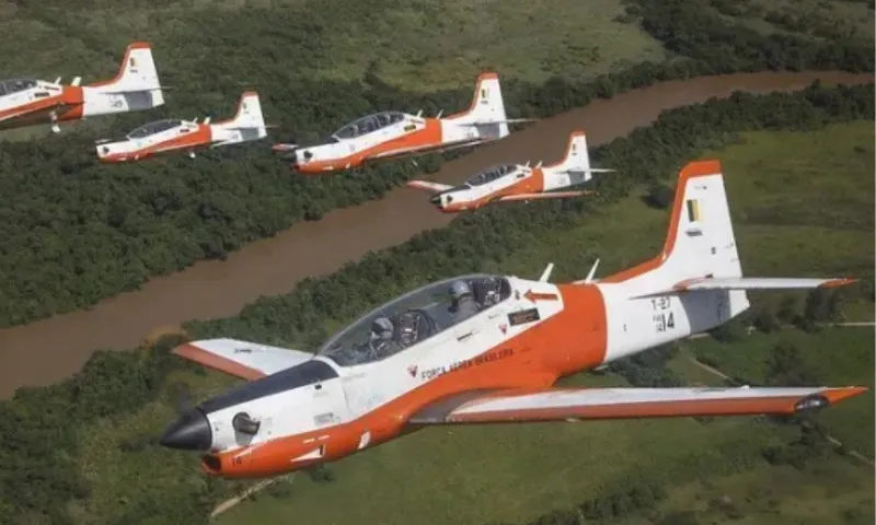 Imagem ilustrativa da imagem Aeronaves da FAB colidem em São Paulo e piloto é ejetado