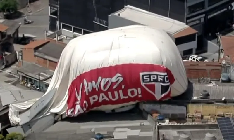 Imagem ilustrativa da imagem Balão dirigível com símbolo do São Paulo cai em Osasco