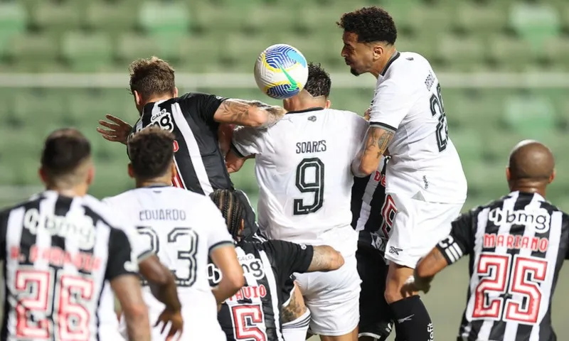 Imagem ilustrativa da imagem Botafogo empata com o Atlético-MG e vê vantagem para o Palmeiras diminuir