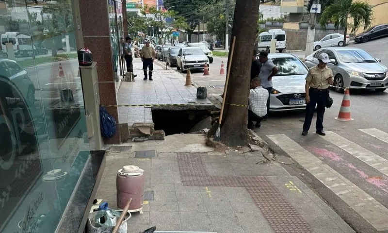 Imagem ilustrativa da imagem Calçada cede na mesma avenida onde médico foi “engolido” no ES