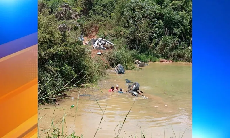 Imagem ilustrativa da imagem Caminhoneiro desaparece após carreta cair em represa no ES