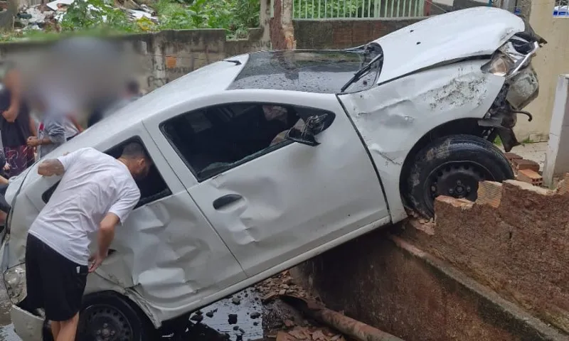 Imagem ilustrativa da imagem Carro de aplicativo desce escadaria e bate em muro de residência em Vitória