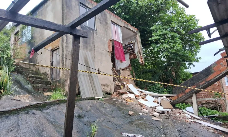 Imagem ilustrativa da imagem Casa é interditada após parte do imóvel desabar por conta da chuva em Vitória