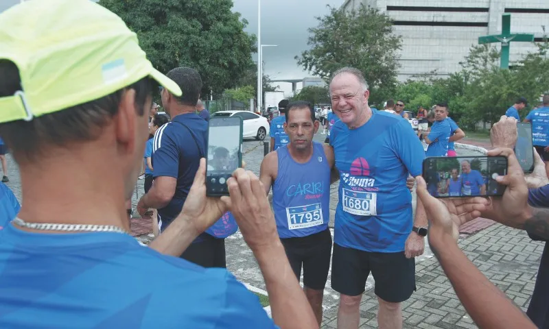 Imagem ilustrativa da imagem Casagrande conclui percurso e brinca: 'Campeão na categoria governador'