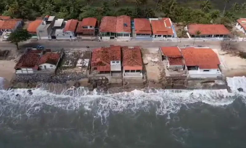 Imagem ilustrativa da imagem Cidade da Paraíba declara estado de calamidade após avanço do mar sobre casas