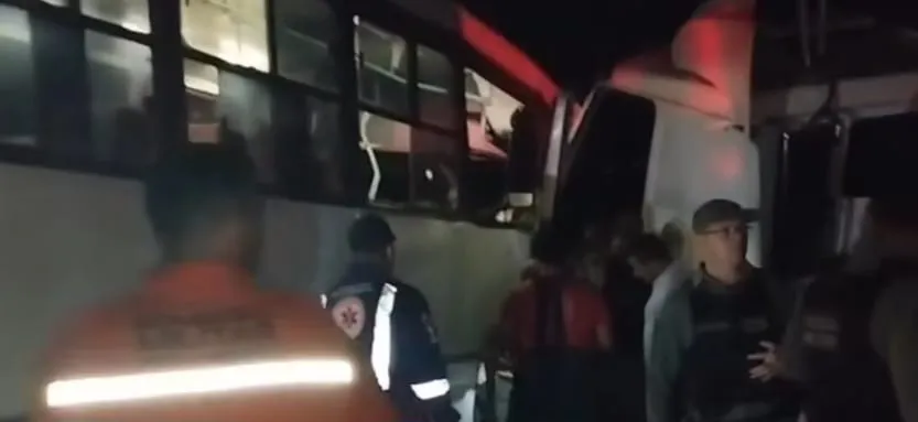 Imagem ilustrativa da imagem Colisão entre carreta e ônibus deixa estudantes feridos em Glória do Goitá (PE)