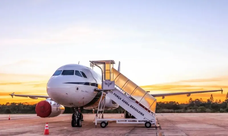 Imagem ilustrativa da imagem Comandante da FAB defende compra de novo avião para Lula após incidente no México